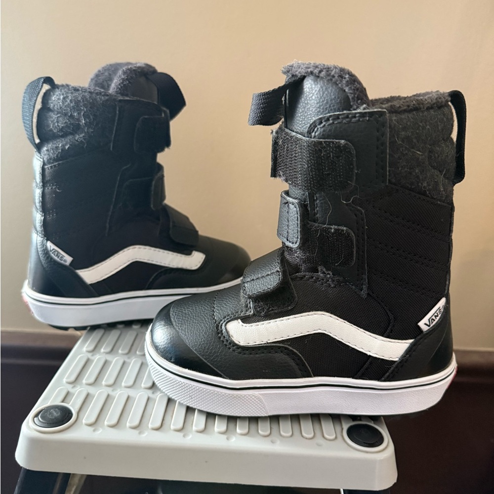 Vans Juvie Mini snowboard boots 9c little kids